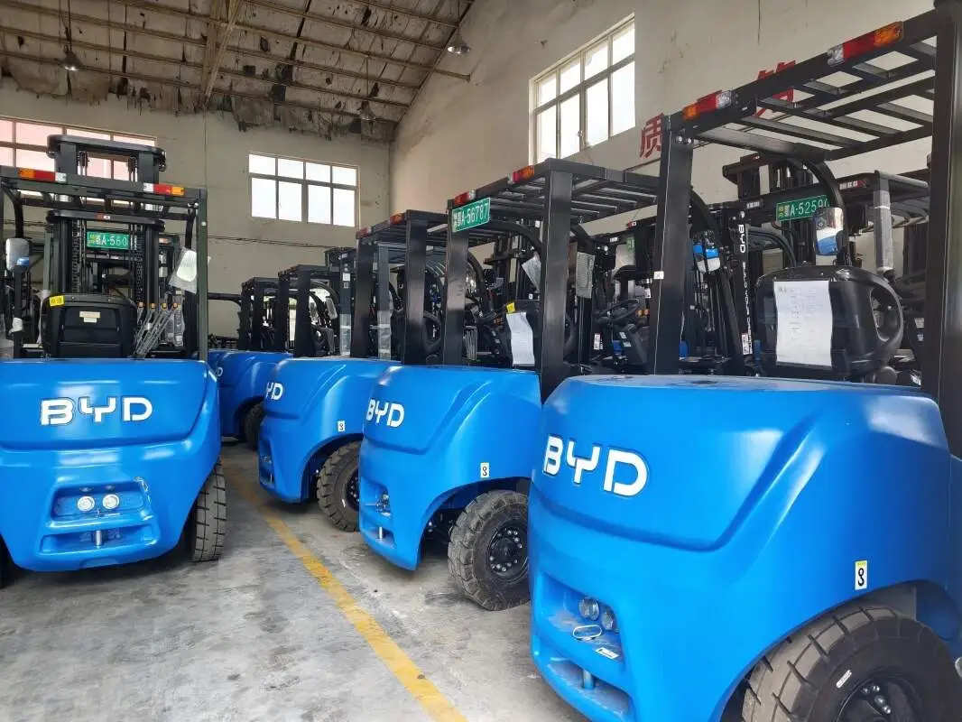 Le chariot élévateur à batterie au lithium lourd à balancier de remplacement latéral améliore l'efficacité du fonctionne