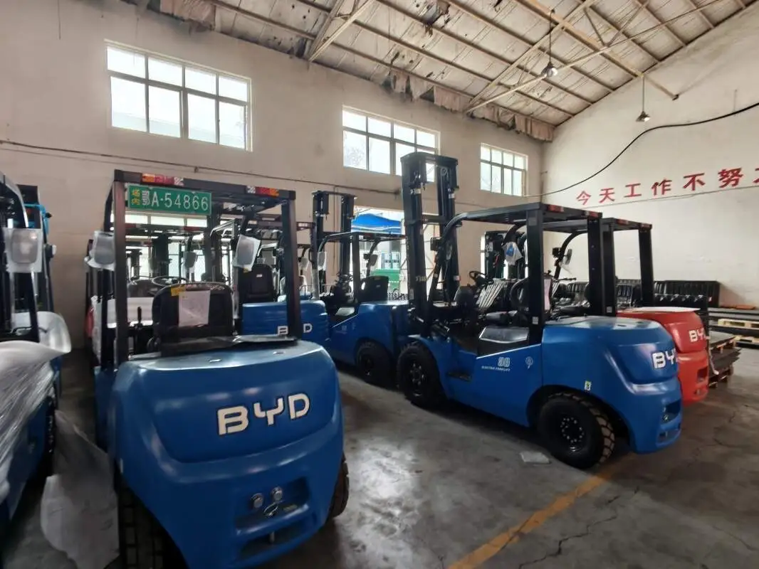 比亚迪叉车饲料行业仓储搬运解决方案:适配重尘工况 助力降本增效绿色升级(图1) 比亚迪叉车饲料行业仓储搬运解决方案:适配重尘工况 助力降本增效绿色升级(图1)